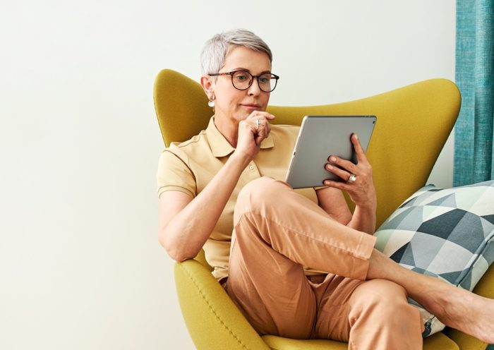 nő a fotelban olvas