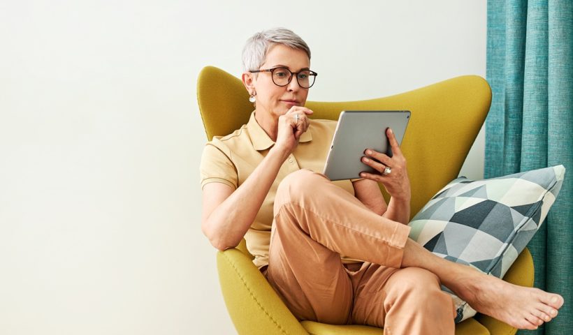 nő a fotelban olvas