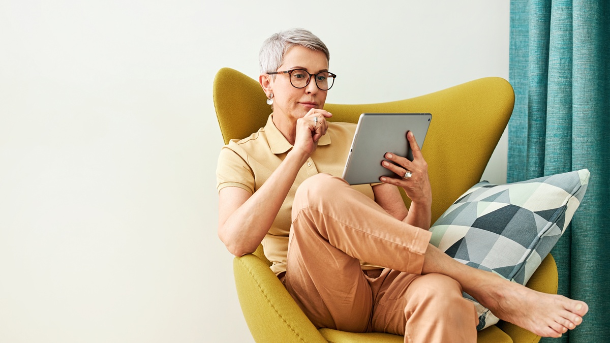 nő a fotelban olvas